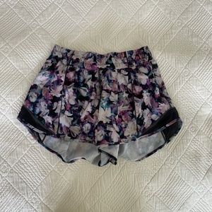 lululemon athletica hotty hot floral shorts, size 6 tall